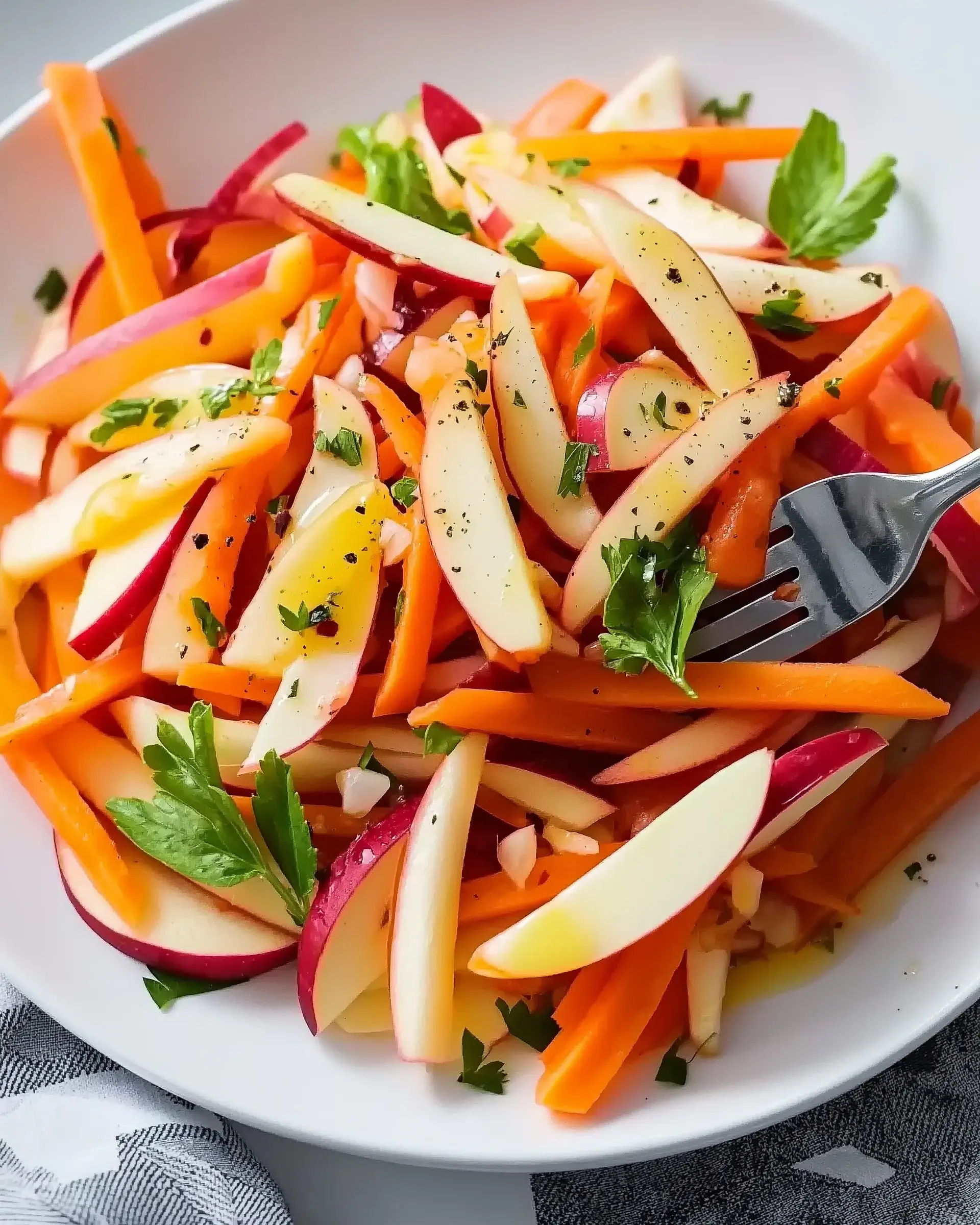 Carrot Apple Salad: A Refreshingly Healthy Delight!
